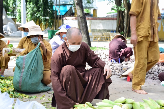 Chùa Hoằng Pháp: Tiếp tục hỗ trợ người dân khó khăn trong đại dịch Covid (đợt 8)
